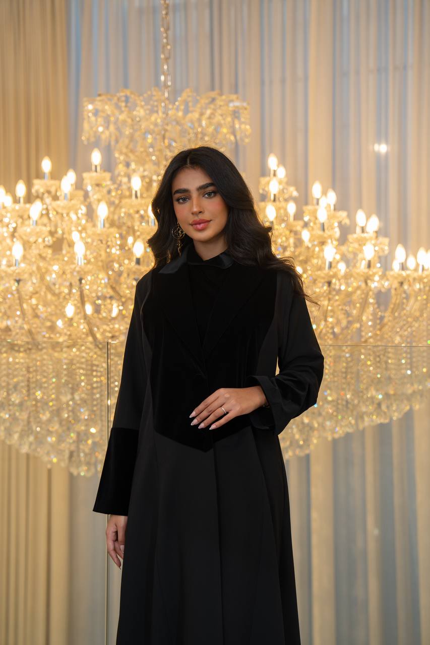 Crepe abaya with velvet, in black.C:6705