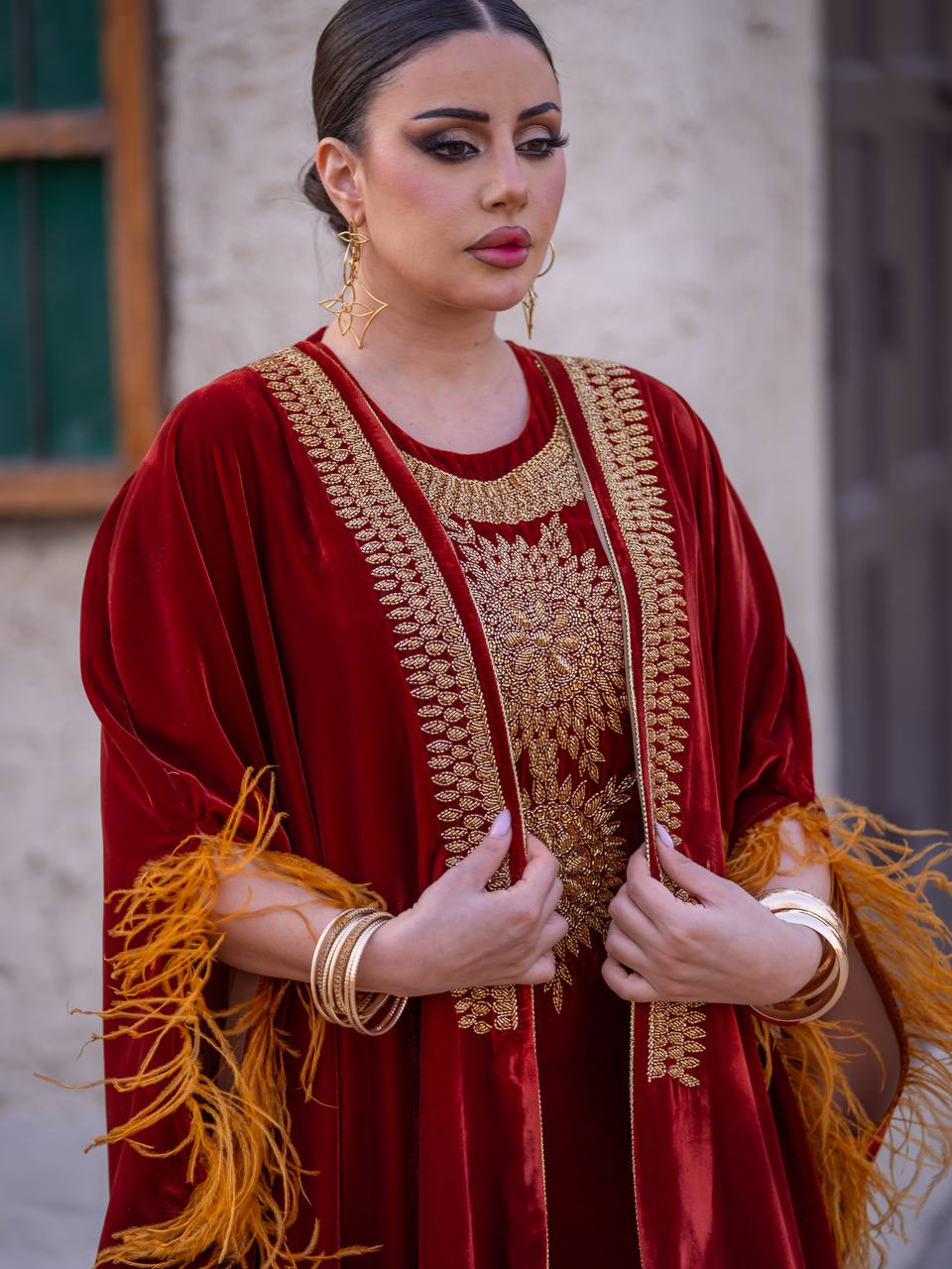 طقم بشت و فستان ، مخمل باللون العنابي مع شك يدوي . C:6714