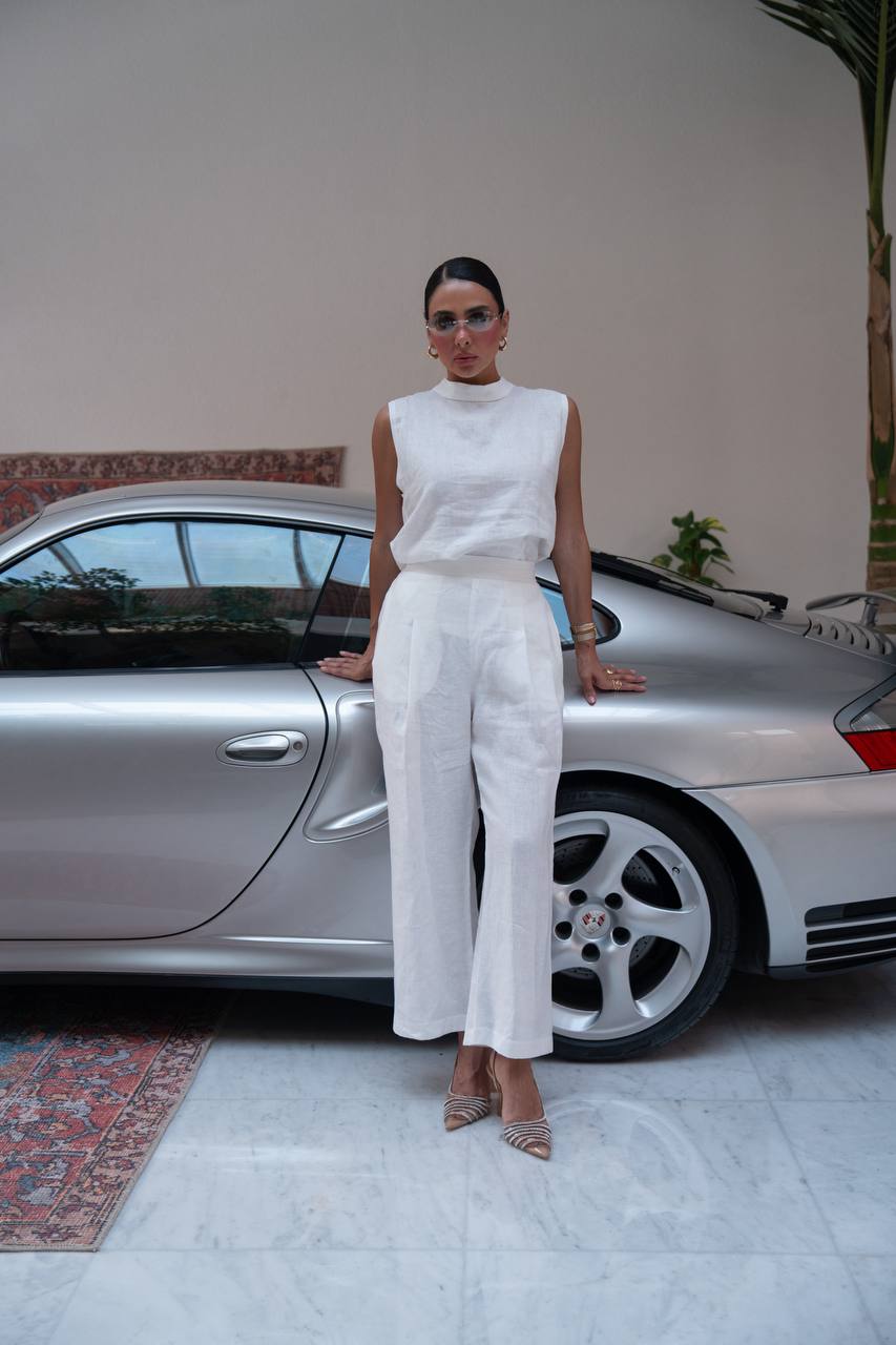 A blouse and pants set, linen in white.C:237