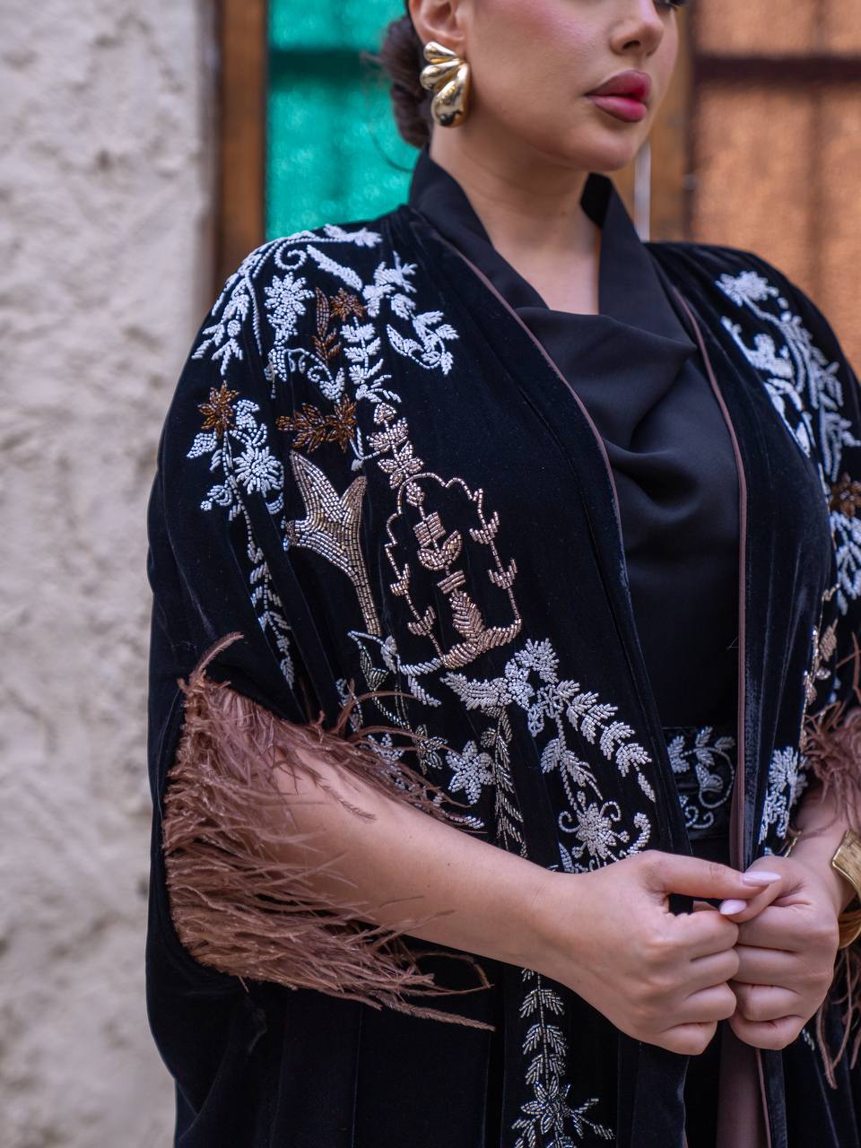 طقم بشت وجمبسوت مخمل باللون الاسود بلمسات من الشك اليدوي. C:6719