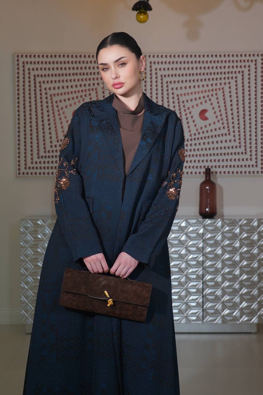 عباية بليزر جاكار حرير مشجر باللون الكحلي مع شك يدوي . C:6757