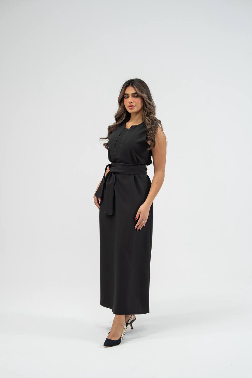 Black crepe dress. C: 227 black crepe