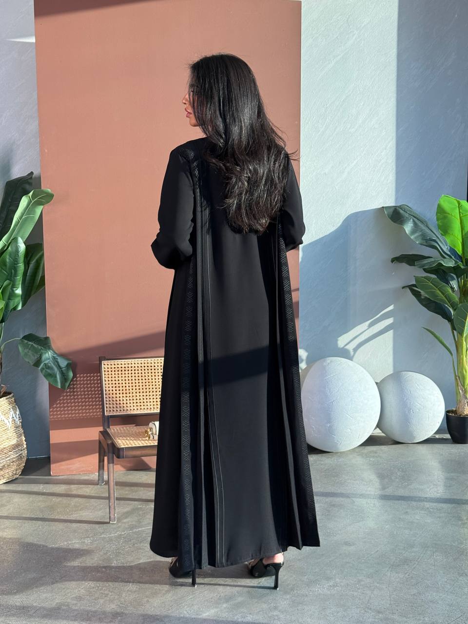 Crepe abaya set with a blouse and pants, in black.C:6671 Set