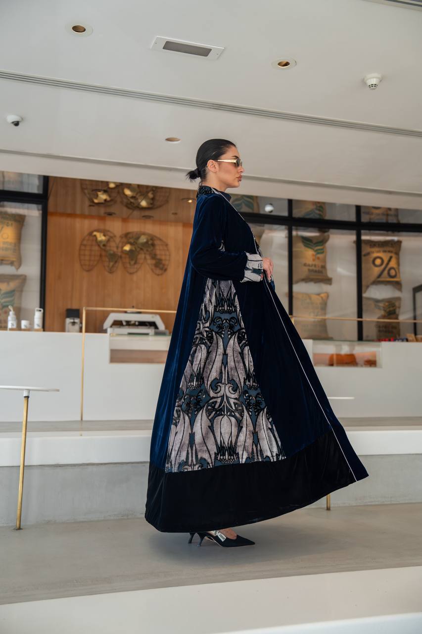 Plain velvet abaya with patterned velvet, in navy blue. C:6697 Blue