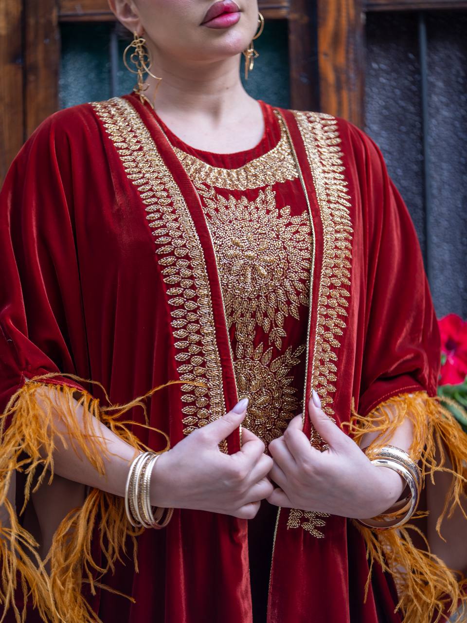 طقم بشت و فستان ، مخمل باللون العنابي مع شك يدوي . C:6714