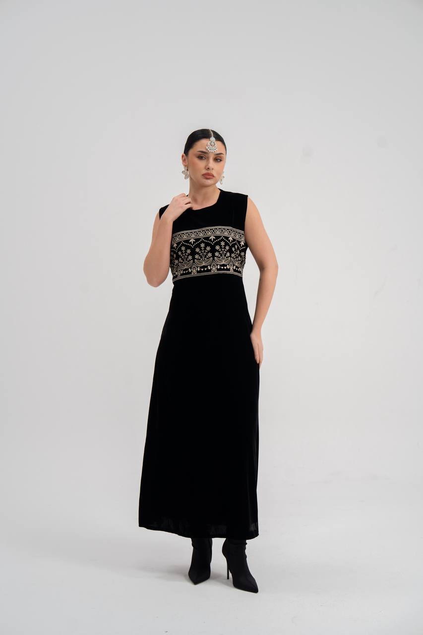 Black velvet dress with embroidery. C:225