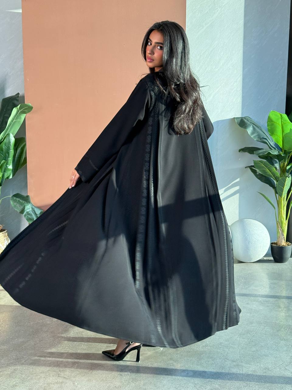 Crepe abaya set with a blouse and pants, in black.C:6671 Set