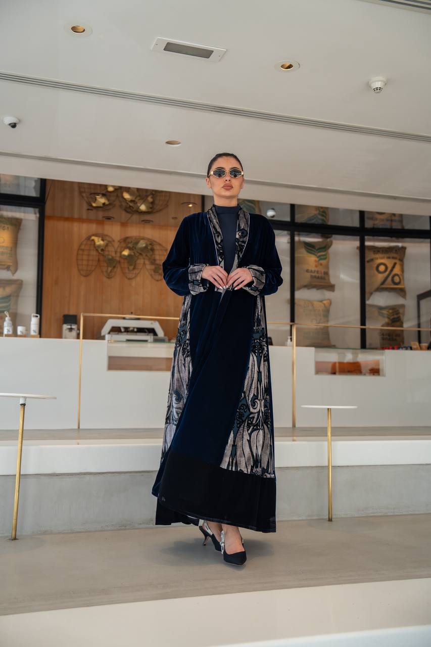 Plain velvet abaya with patterned velvet, in navy blue. C:6697 Blue