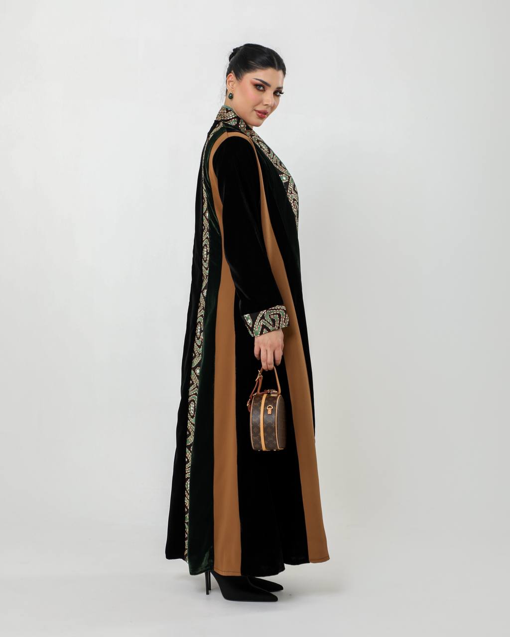 Abaya made of crepe and velvet fabric with embroidery. C:6728