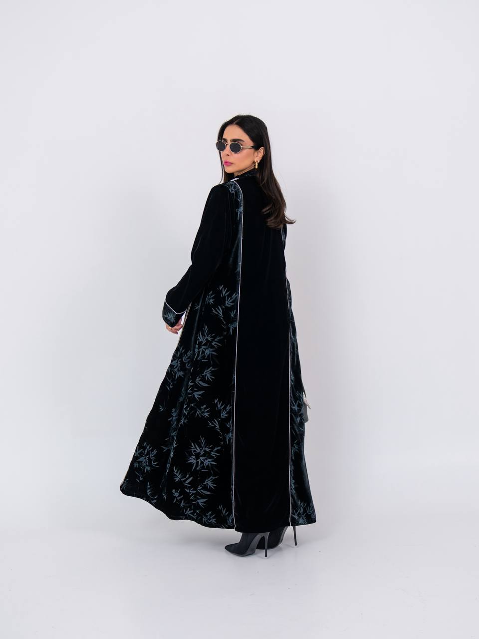 Velvet abaya with crepe, in black. C:6740