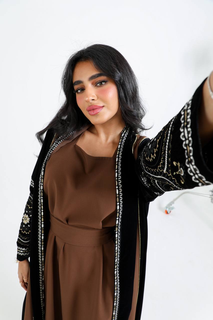 Velvet and crepe abaya with white embroidery. C:6720