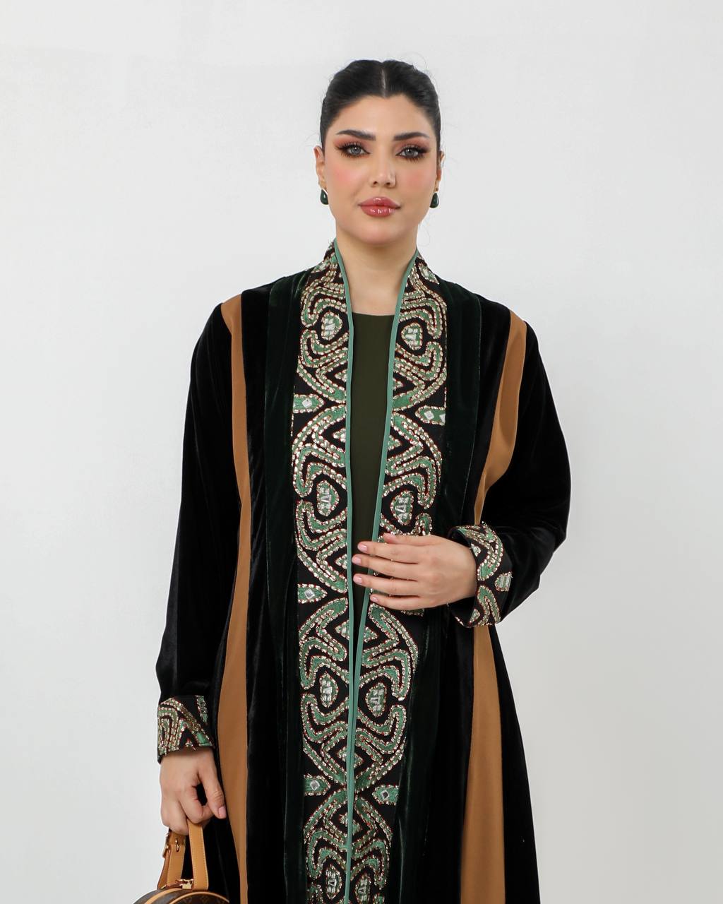 Abaya made of crepe and velvet fabric with embroidery. C:6728