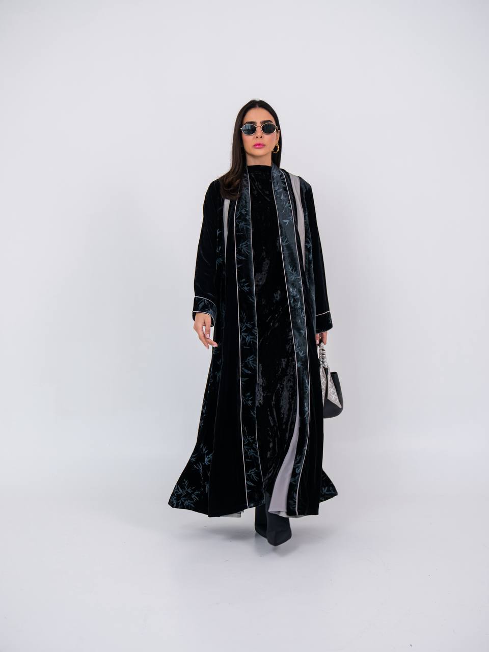 Velvet abaya with crepe, in black. C:6740