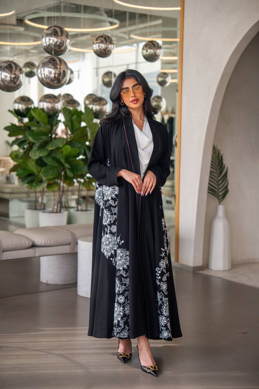 Free size abaya made of Cuban crepe fabric, in black with embroidery C:6630 WHITE (Free size)