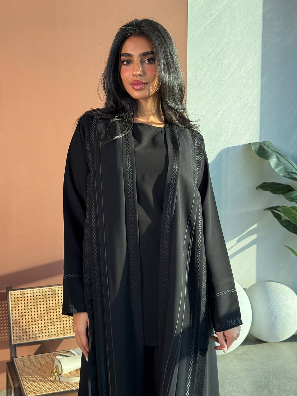 Crepe abaya set with a blouse and pants, in black.C:6671 Set