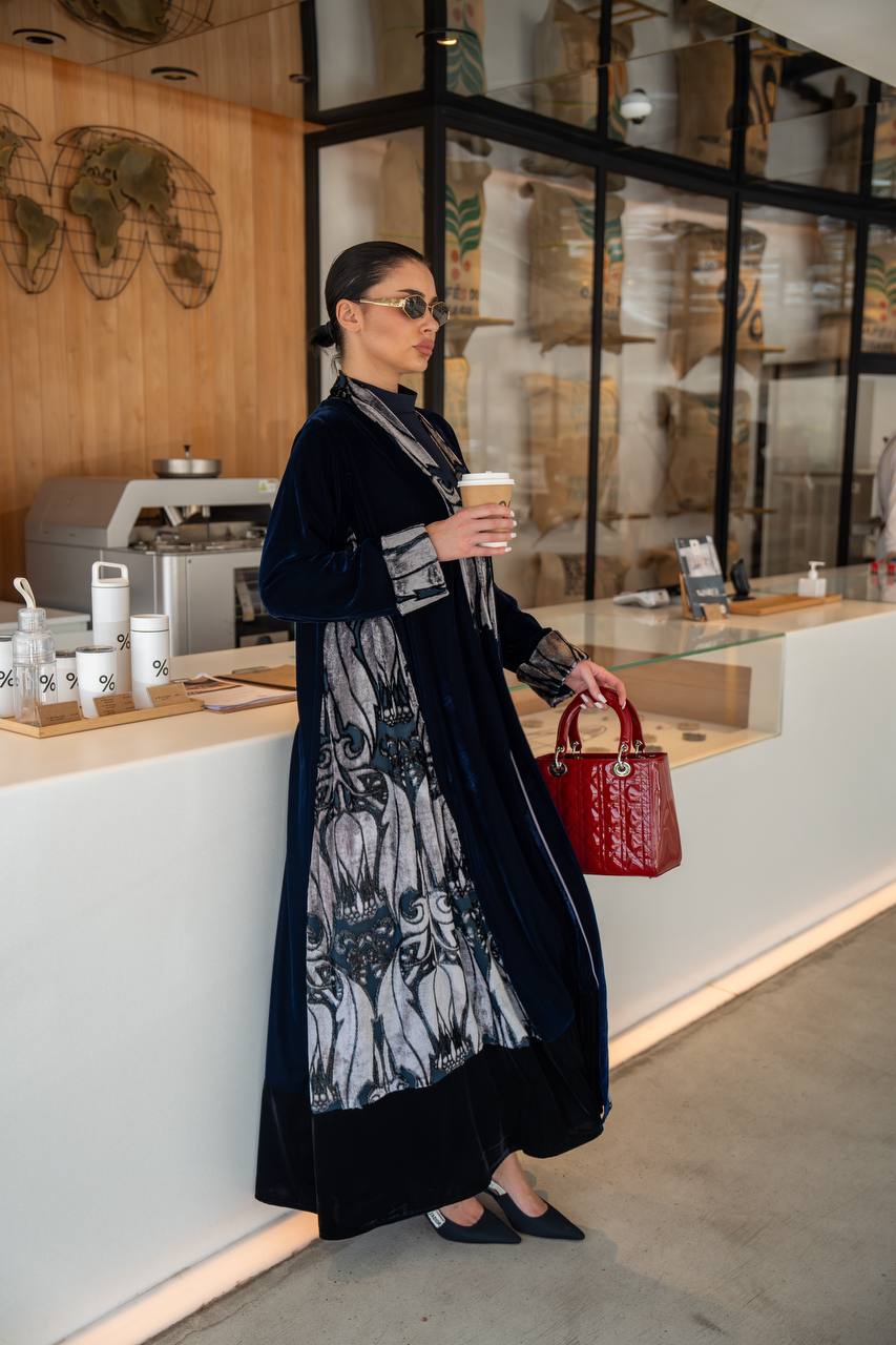 Plain velvet abaya with patterned velvet, in navy blue. C:6697 Blue