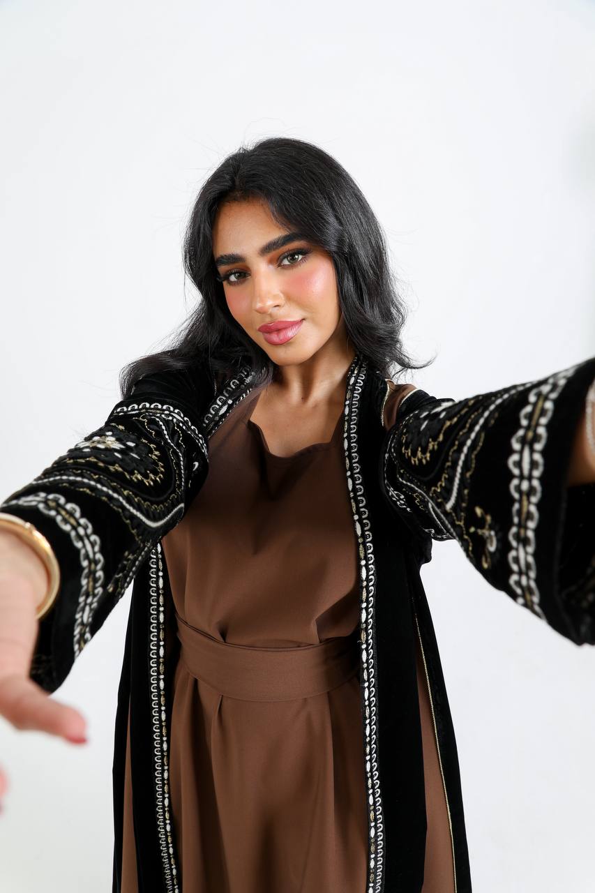 Velvet and crepe abaya with white embroidery. C:6720