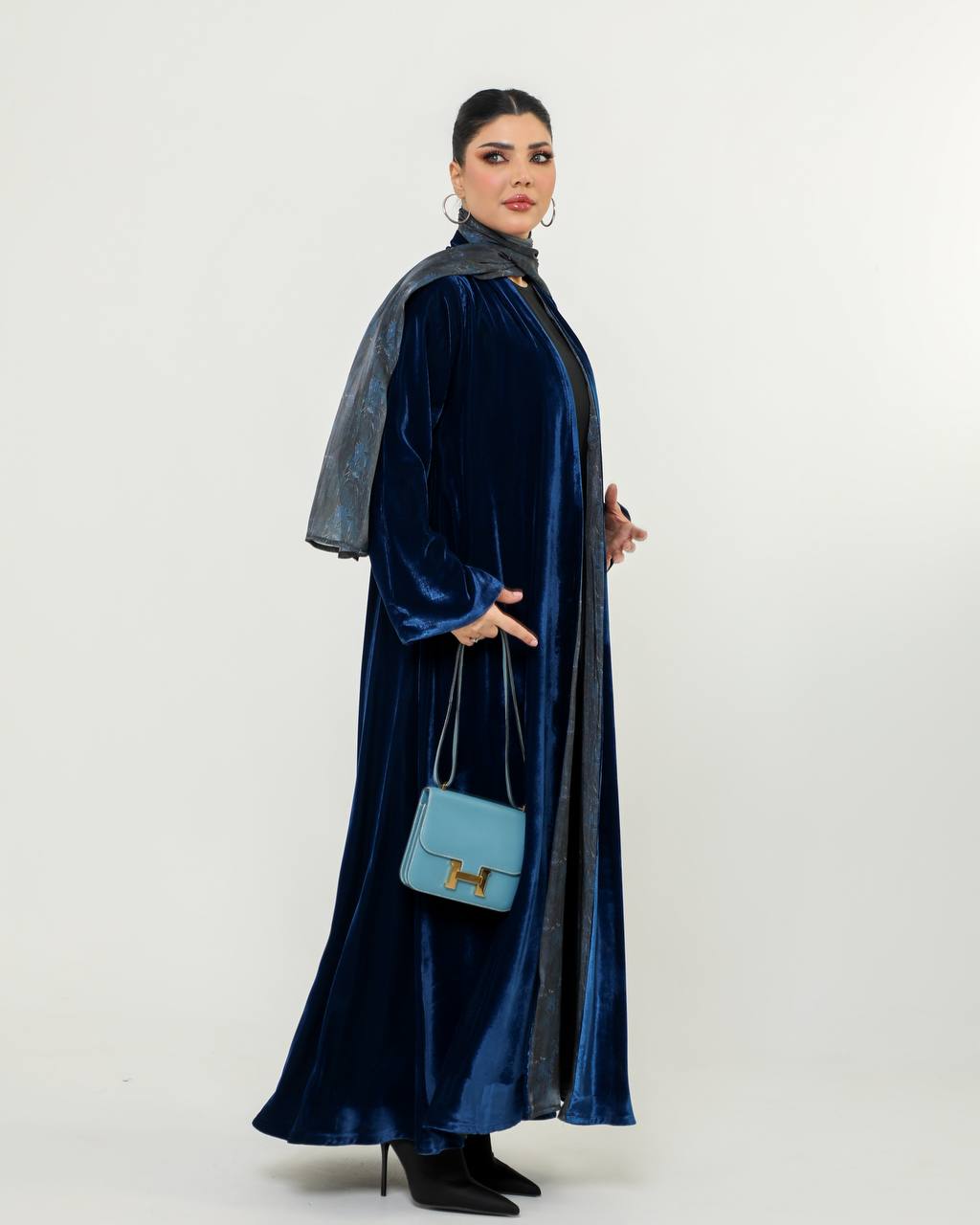 Double-face abaya made of organza fabric with navy velvet material. C:6726