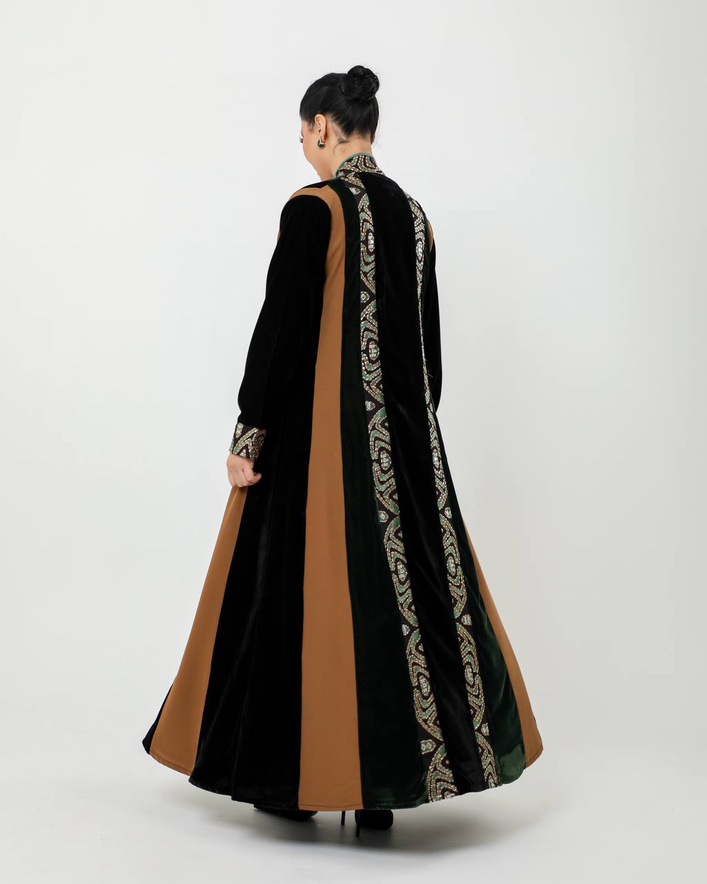 Abaya made of crepe and velvet fabric with embroidery. C:6728
