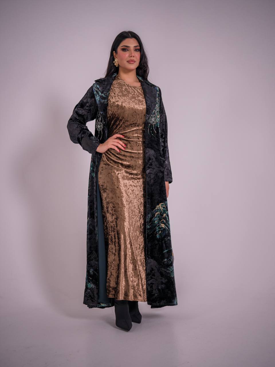 Velvet blazer abaya with floral print and hand-beading.C:6734