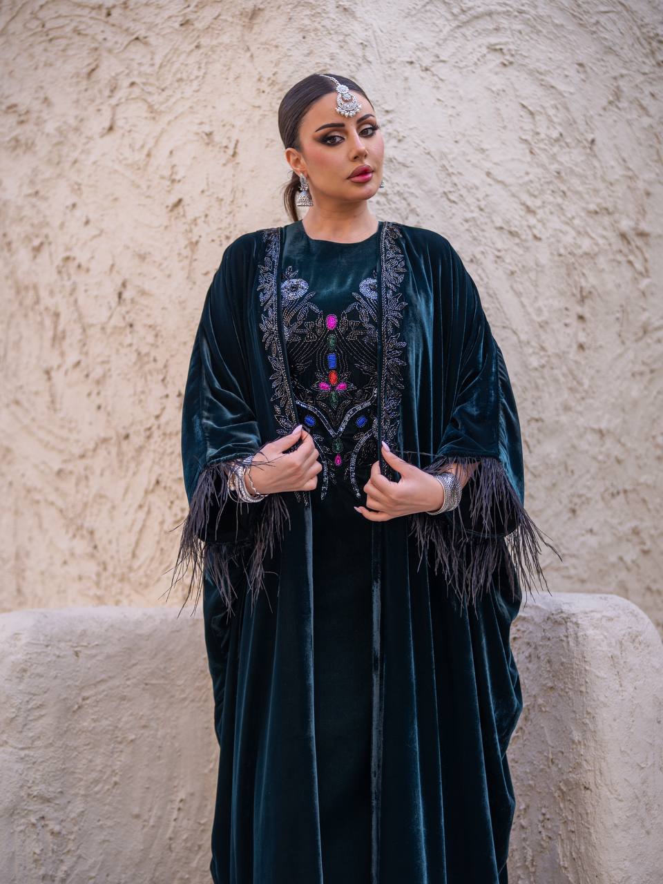 طقم بشت و فستان مخمل باللون الزيتي مع شك يدوي . C:6716 