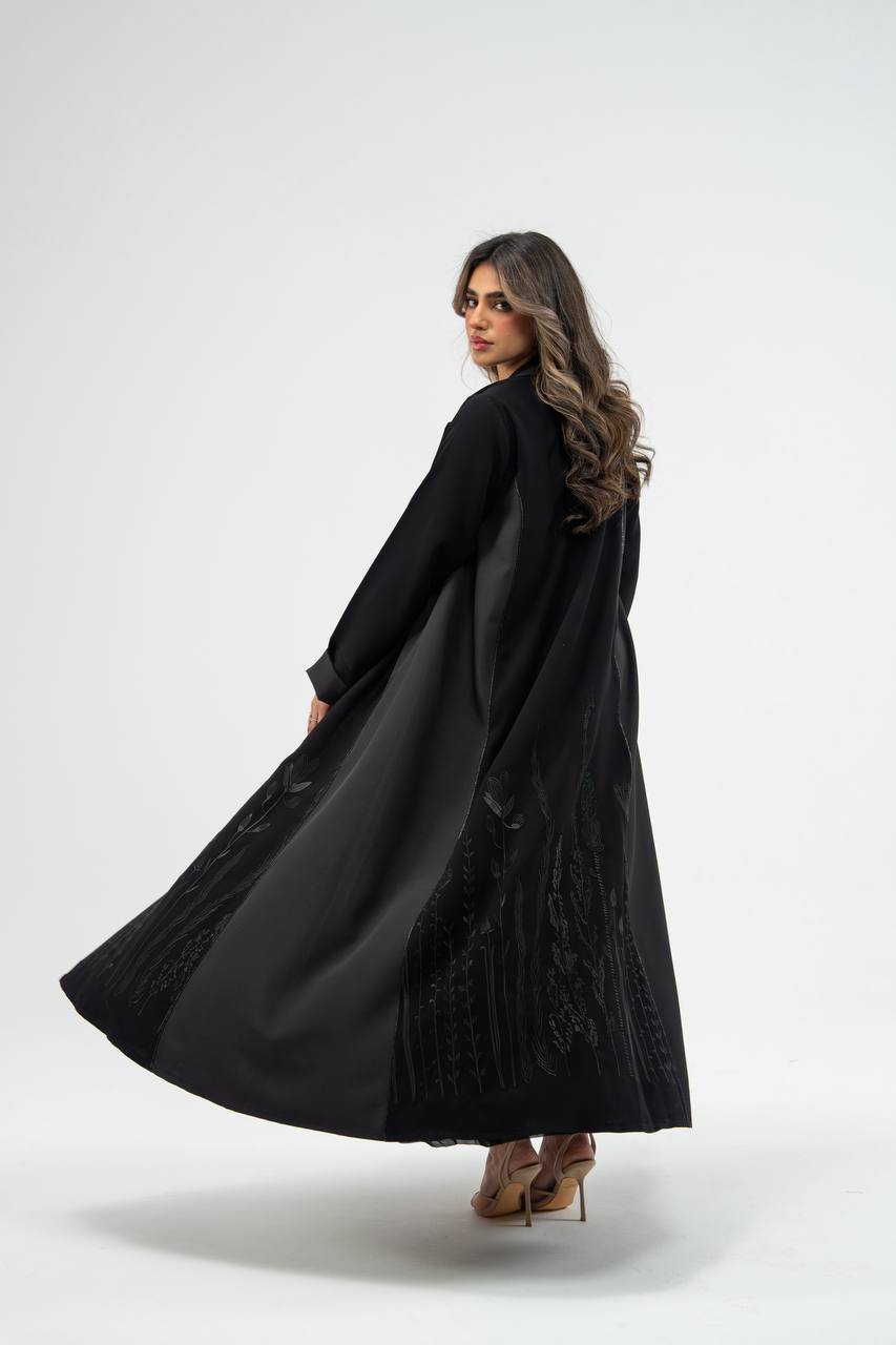 عباية بخام كريب باللون الاسود مع تطريز . C: 6712 black crepe